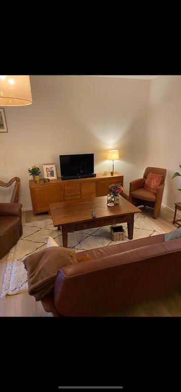 Gratis inboedel: Leren bank, stoel, tv meubel en tafel beschikbaar voor biedingen