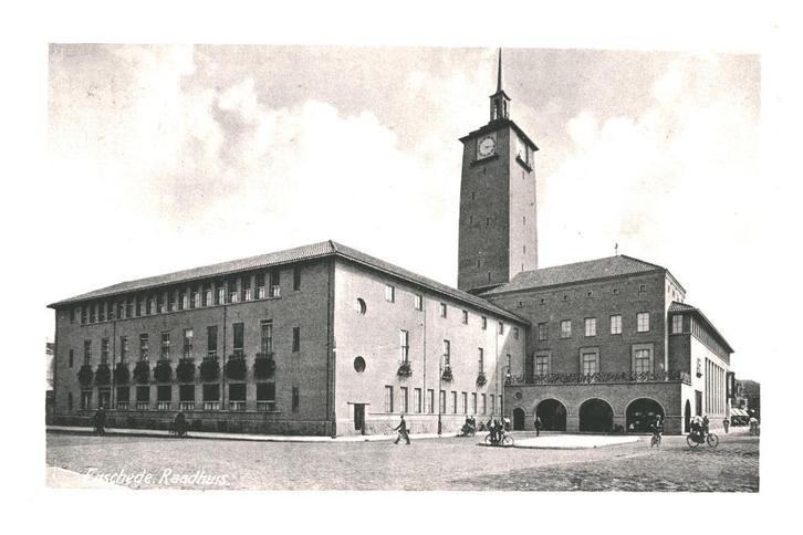 943071 Enschede Ov Raadhuis Postzegel afgeweekt, Verzamelen, Ansichtkaarten | Nederland, Gelopen, Overijssel, 1960 tot 1980, Ophalen of Verzenden