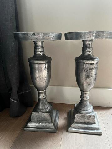 Set van 2 zilverkleurige kandelaars beschikbaar voor biedingen