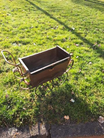 Antieke poppenwagen  beschikbaar voor biedingen