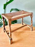 Vintage houten biezenmat bankje, Huis en Inrichting, Krukjes, Ophalen of Verzenden, Gebruikt, Hout