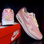 Nike Air Max 1 PRM Strawberry Lemonade (2020) - 42, Kleding | Heren, Schoenen, Overige kleuren, Nike Inc., Nike, Nieuw