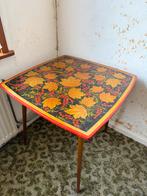 Vintage bijzettafel met folkloristisch blad, Ophalen, Overige materialen, 55 tot 75 cm, Zo goed als nieuw