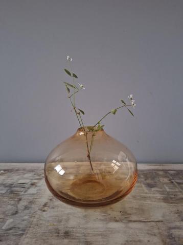 Amberkleurige vaas beschikbaar voor biedingen