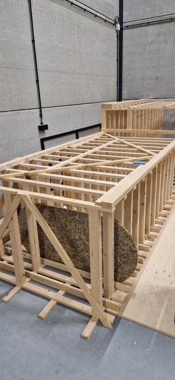 Houten balken en plinten zo goed als nieuw! beschikbaar voor biedingen