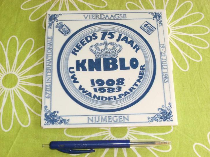 Tegel Vierdaagse Nijmegen KNBLO 75 jaar uw wandelpartner (1), Verzamelen, Overige Verzamelen, Gebruikt, Ophalen of Verzenden