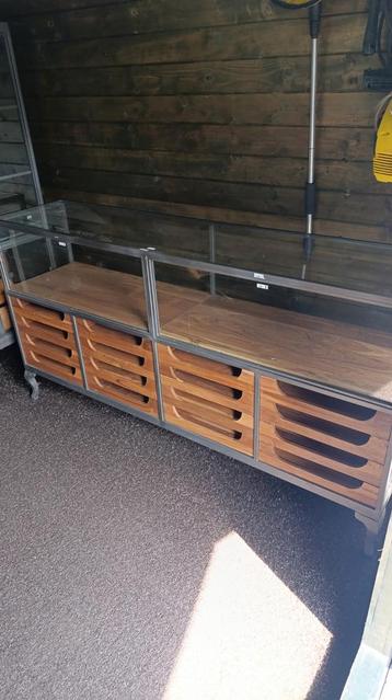 Vitrinekast Glas/Gietijzer Acacia Hout 193cm LEZEN !!! beschikbaar voor biedingen