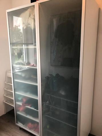 2 grote aluminium IKEA kastdeuren met melkglas beschikbaar voor biedingen