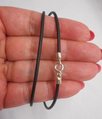 Rubber koord met zilveren slotje nr.282 beschikbaar voor biedingen