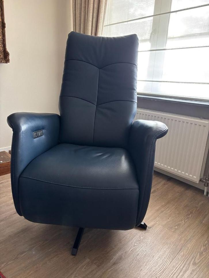 Elektrische relax draaifauteuil in blauw leer, Huis en Inrichting, Fauteuils, Zo goed als nieuw, Leer, 50 tot 75 cm, 75 tot 100 cm