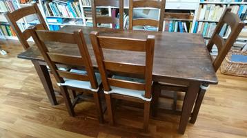 Antieke, doorleefde eettafel uit Indonesië met 6 stoelen beschikbaar voor biedingen