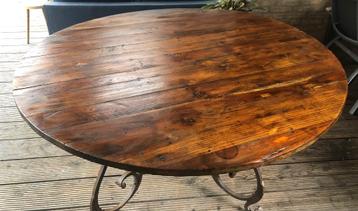 Houten tafel met ijzeren onderstel, kasteel/tuin/eettafel beschikbaar voor biedingen