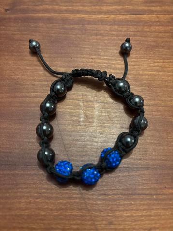 Zwarte armband met blauwe kralen beschikbaar voor biedingen