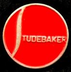 Studebaker speld in rood zilverkleur, Verzamelen, Verzenden, Nieuw, Transport, Speldje of Pin