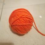 een bolletje oranje wol, Hobby en Vrije tijd, Breien en Haken, Overige typen, Breien of Haken, Ophalen of Verzenden, Zo goed als nieuw