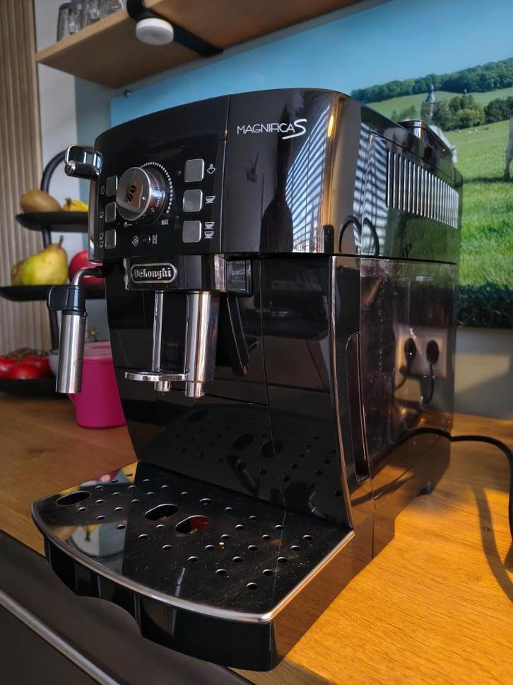 Volautomatische koffiemachine , d,Longhi, Huis en Inrichting, Keuken | Keukenbenodigdheden, Zo goed als nieuw, Ophalen