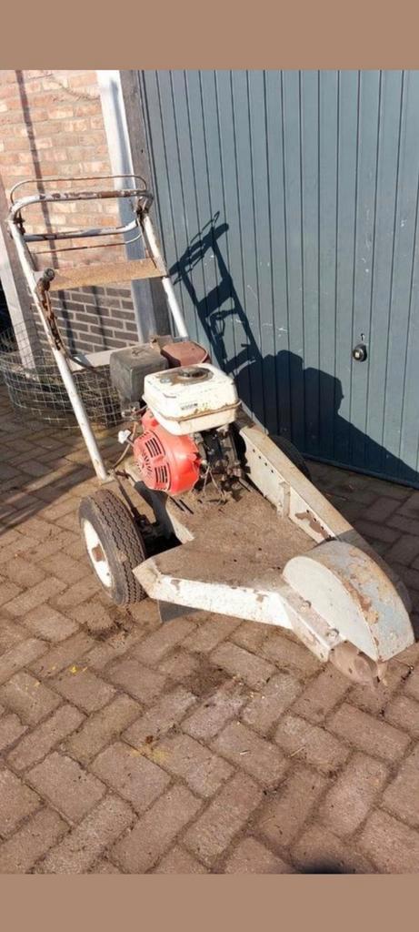 Stobbenfrees stronkenfrees stobben ik frees ze graag weg!, Tuin en Terras, Veegmachines, Zo goed als nieuw, Ophalen
