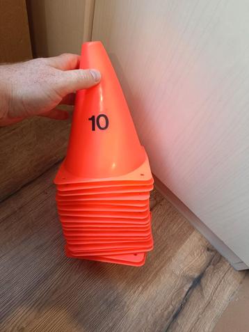 18x pylon pion Pilon voor sport van hard plastic  beschikbaar voor biedingen