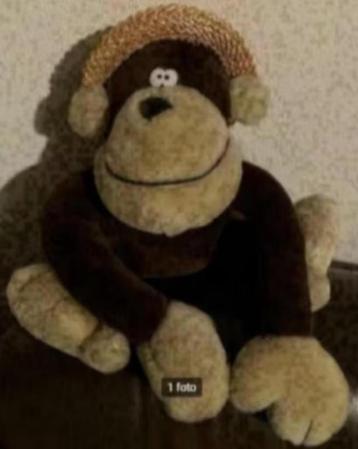 Knuffel aap met strandhoed op; aapknuffel beschikbaar voor biedingen