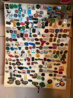 Grote verzameling speldjes, voetbal, koningshuis, foto's, Ophalen of Verzenden, Gebruikt, Sport, Speldje of Pin