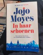 Jojo Moyes - In haar schoenen, Ophalen of Verzenden, Gelezen, Nederland