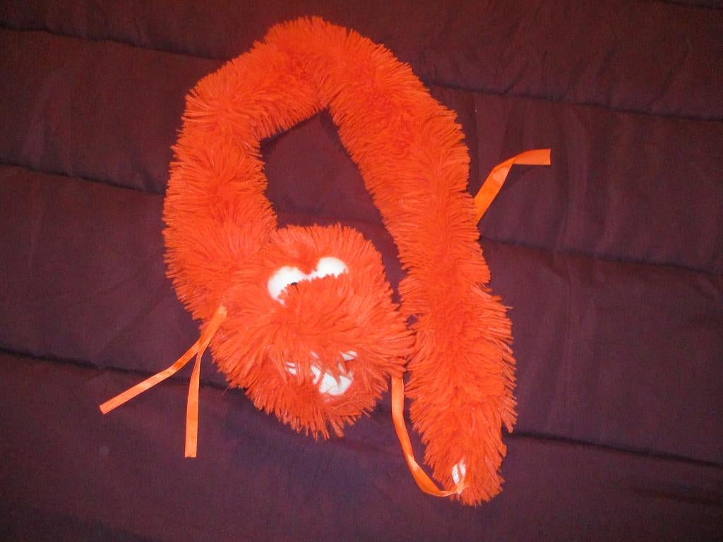 Een oranje sjaal . Wuppie .en twee vlagen ., Verzamelen, Ophalen of Verzenden, Zo goed als nieuw