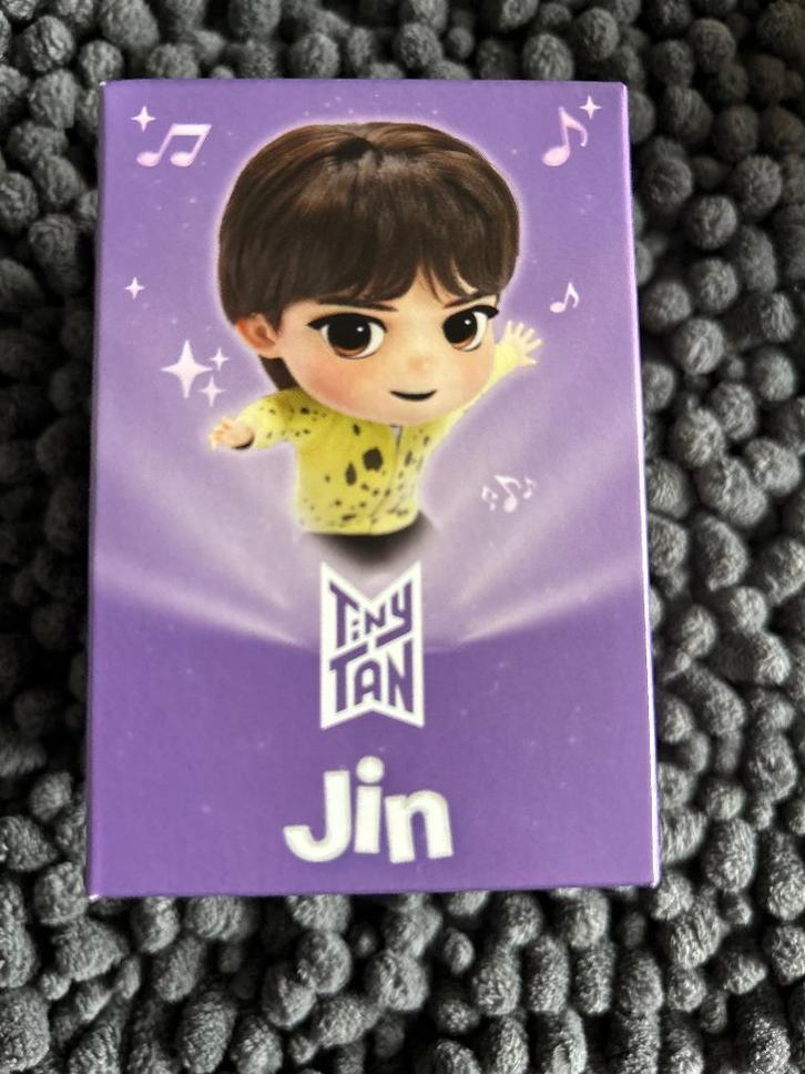 Jin Bts tinytan mc Donalds Tiny Tan nieuw in doos, Verzamelen, Flippo's, Losse flippo's, Ophalen of Verzenden