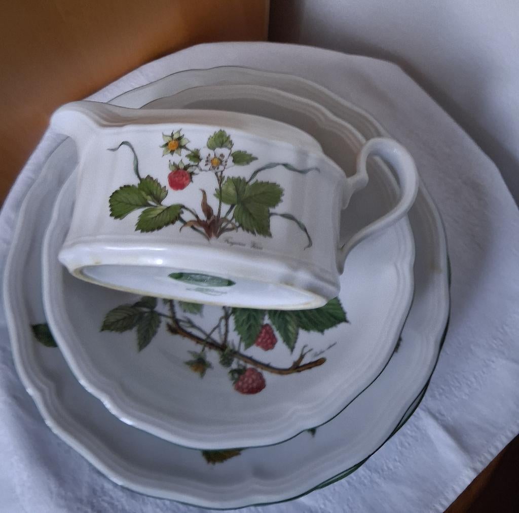 Flora Christineholm serviesdelen aardbei framboos *eureka*, Ophalen of Verzenden, Zo goed als nieuw, Porselein, Overige stijlen