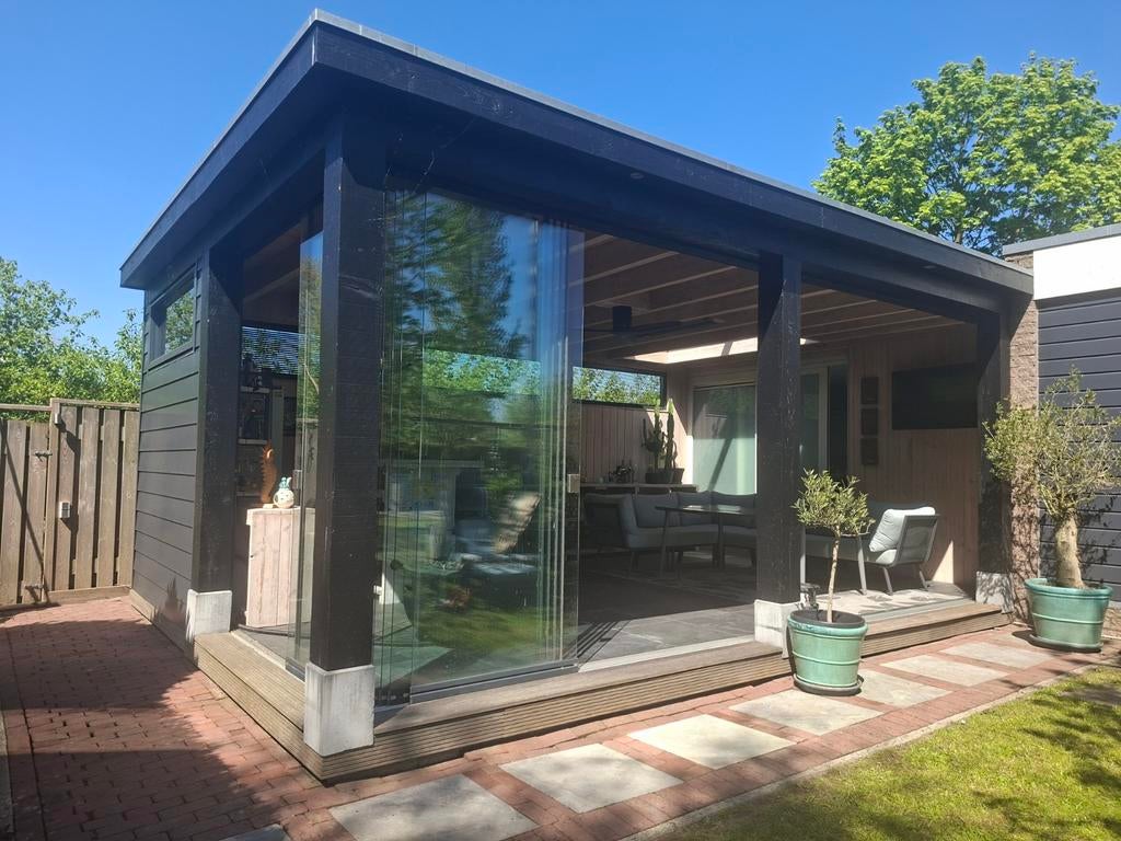 Moderne inrichting voor veranda of bar, Ophalen, Zo goed als nieuw, Inclusief barstoelen