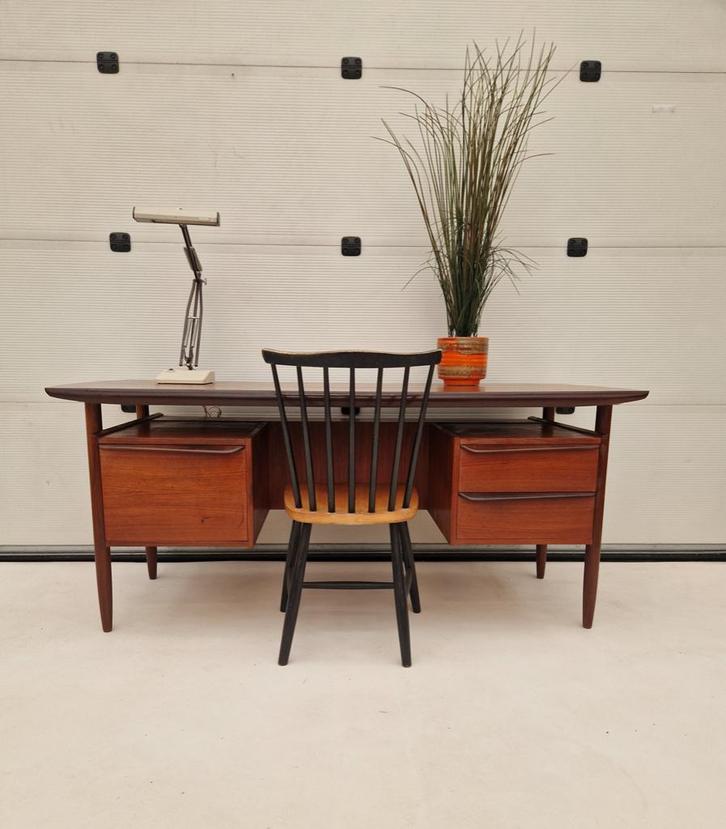 Vintage bureau van Tijsseling Nijkerk (cow horn), 174cm, Huis en Inrichting, Bureaus, Gebruikt, Bureau, Ophalen