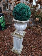 Decoratieve bloempot met sokkel en kunstplant, Gebruikt, Minder dan 60 cm, Ophalen of Verzenden, Overige vormen