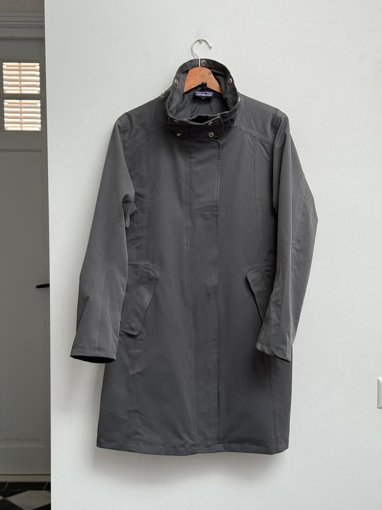 Patagonia regenjas dames donkergrijs M/L, Kleding | Dames, Ophalen of Verzenden, Zo goed als nieuw, Maat 38/40 (M), Grijs