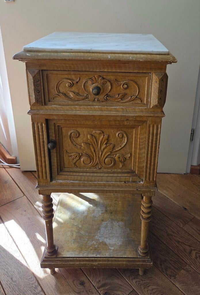 Antiek Frans Nachtkastje Louis XV Stijl met Houtsnijwerk, Ophalen of Verzenden