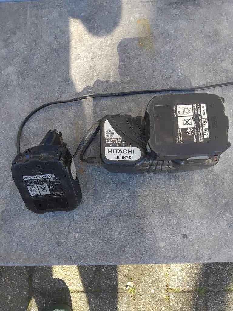 2 Hitachi accu's en oplader voor schroefmachine, Ophalen of Verzenden, Gebruikt, Overige typen
