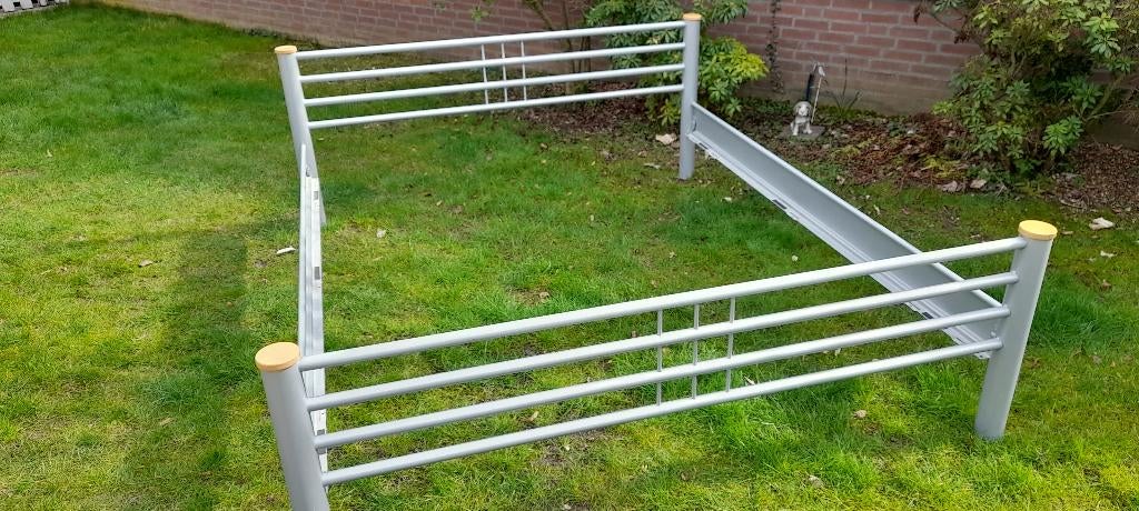 Metalen bed twee persoons, Huis en Inrichting, Slaapkamer | Bedden, Ophalen, 210 cm, Tweepersoons, Zo goed als nieuw