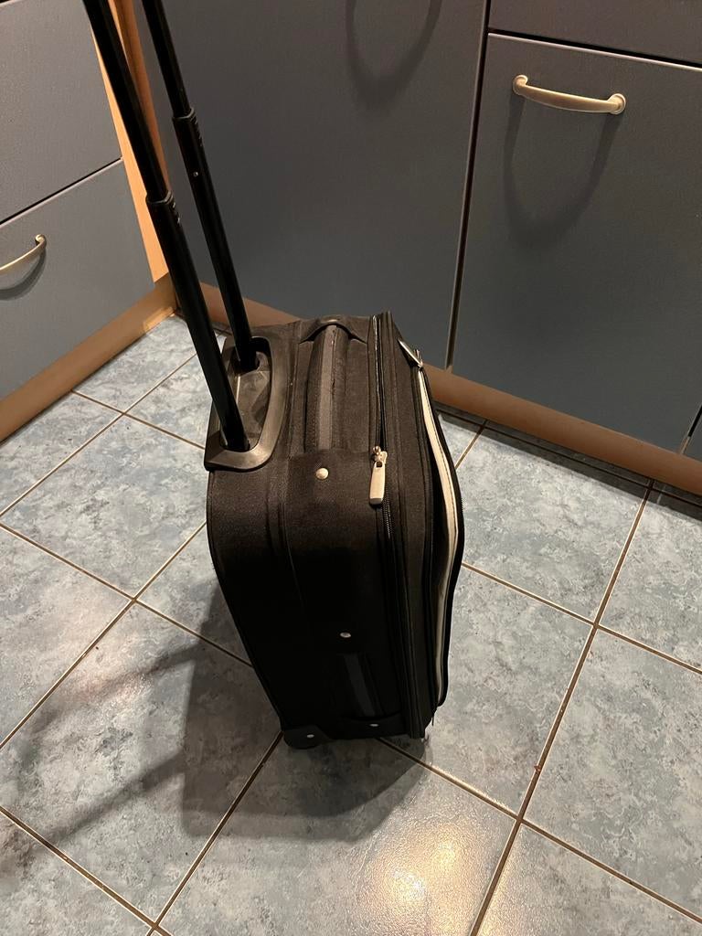 Compacte zwarte reiskoffer met wieltjes en uitschuifbaar han, Gebruikt, 20 tot 30 cm, Zwart, Minder dan 40 cm