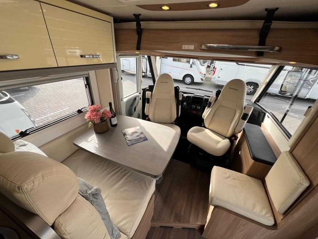 Bürstner Aviano I 727 queensbed hefbed 150PK, 2016, Caravans en Kamperen, Campers, Integraal, Ringverwarming, Fiat, Afzuigkap