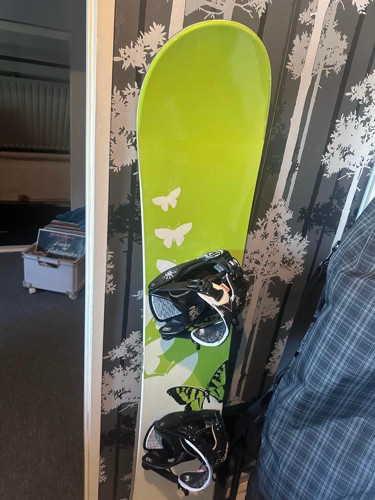 Snowboard 145cm met Flow bindingen - Makkelijk in- en uitsta, Ophalen, Gebruikt, Board