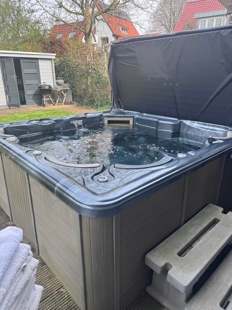 Balboa Jacuzzi Spa - 6 Personen - Luxe Buitenwellness, Ophalen, Gebruikt, Afdekzeil, Vast