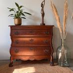 Karakteristiek eikenhouten buikkastje met prachtige details, Ophalen