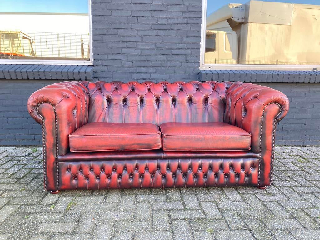 Engelse Chesterfield bank Oxblood rood, Huis en Inrichting, Banken | Voetenbanken en Poefen, Ophalen of Verzenden, Zo goed als nieuw