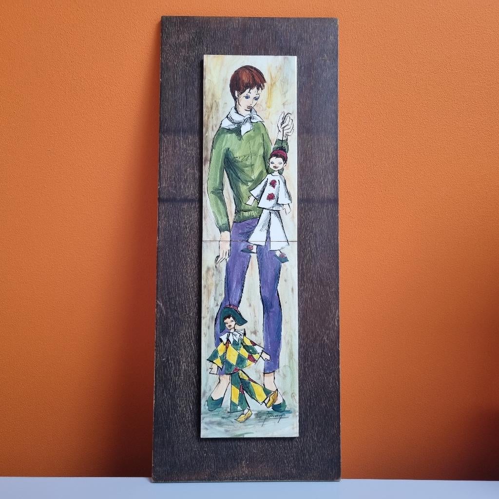 gesigneerd vintage houten tegelpaneel dame met marionetten, Ophalen of Verzenden