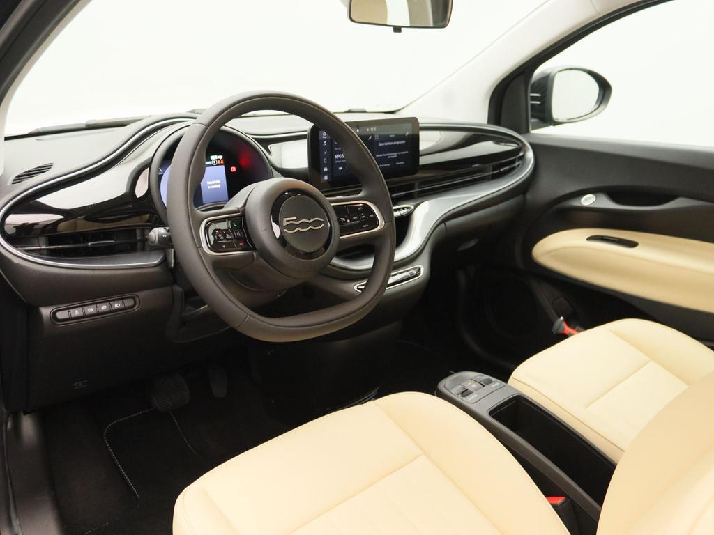 Fiat 500e 42 kWh | Direct Leverbaar | Tijdelijk gratis wallb, Auto's, Fiat, Stof, 4 stoelen, Zwart, Origineel Nederlands