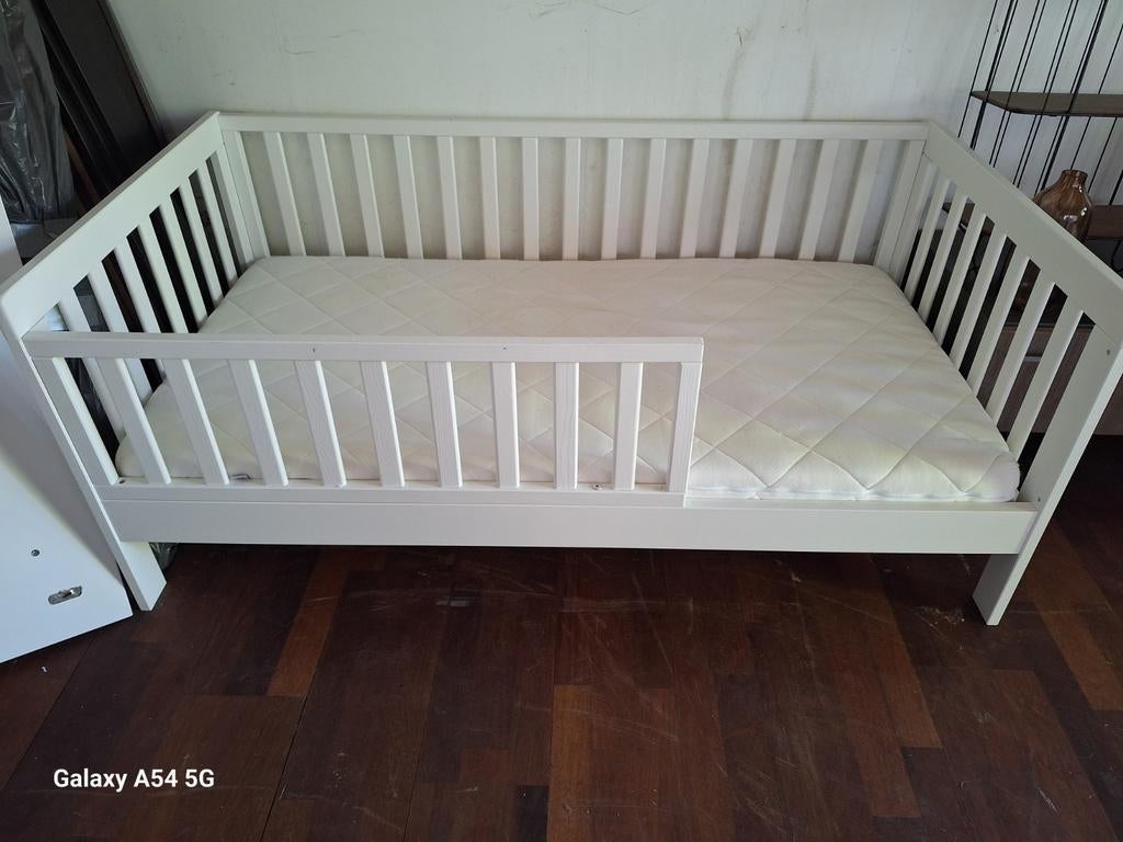 Wit peuterbed van petite amelie met matras, Kinderen en Baby's, Kinderkamer | Bedden, Gebruikt, 70 tot 85 cm, 140 tot 160 cm, Ophalen
