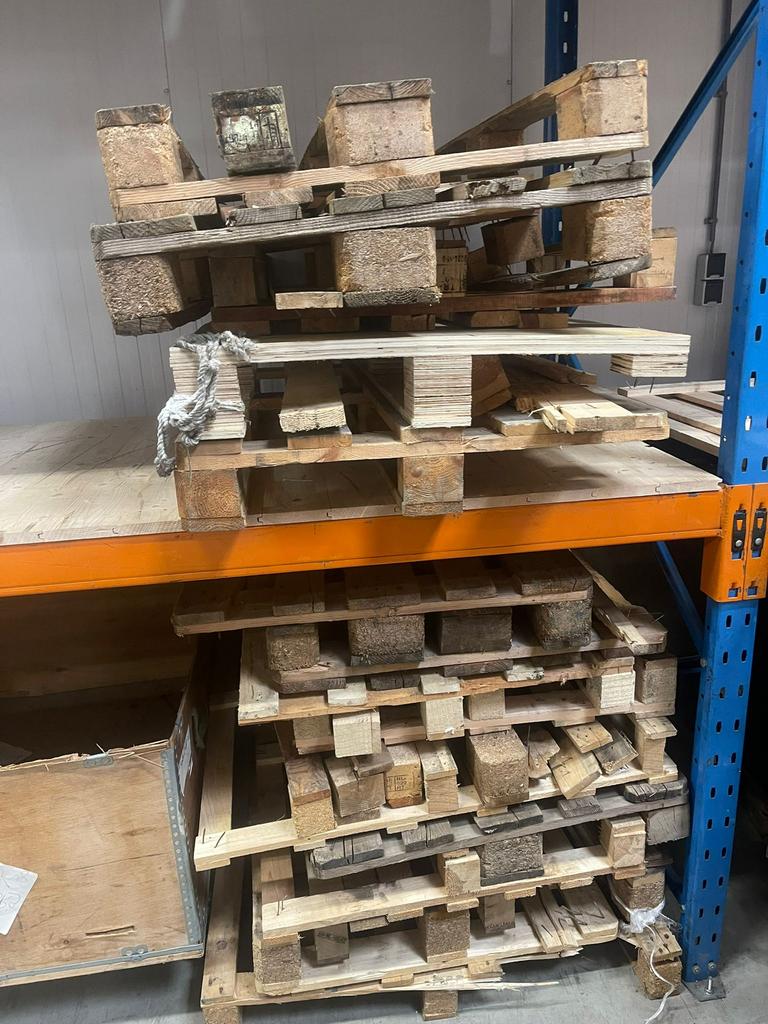 Gratis af te halen stapeltje kapotte pallets, Minder dan 3 m³, Ophalen