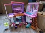 Groot Barbie huis met meubels (bank, bad, tafel, stoelen), Ophalen of Verzenden, Gebruikt, Meisje