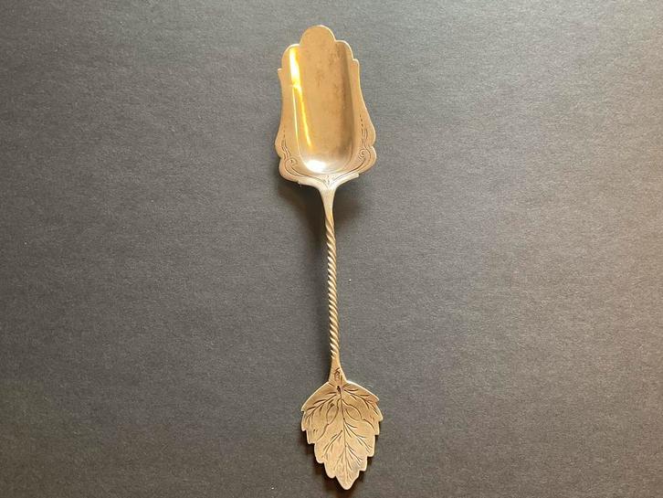 Zilveren suikerschepje gedecoreerd met leuk bladmotief, Antiek en Kunst, Antiek | Bestek, Ophalen of Verzenden