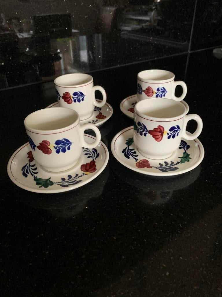 4 kop en schotel met het boerenbont motief Model Nova,, Huis en Inrichting, Keuken | Servies, Ophalen of Verzenden, Zo goed als nieuw