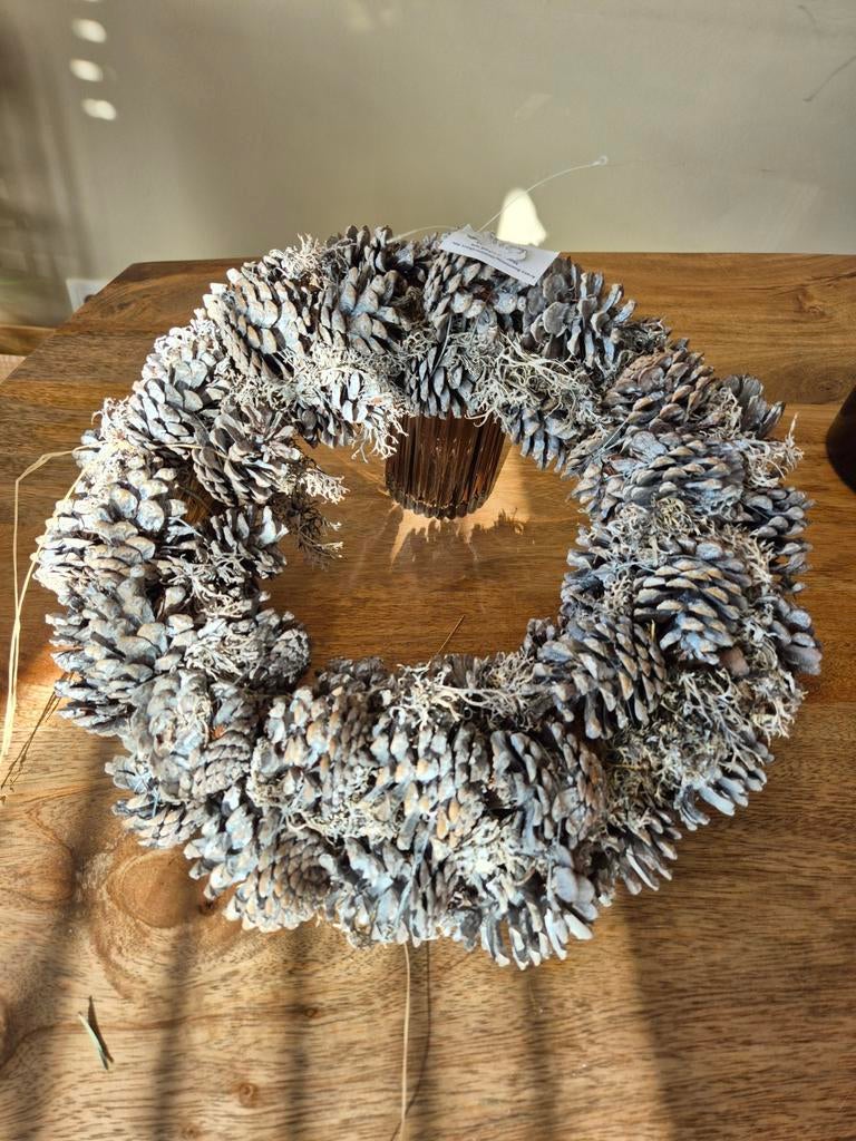 Decoratieve Krans van Dennenappels en Mos - Gewassen Wit, Huis en Inrichting, Woonaccessoires | Kransen, Ophalen of Verzenden