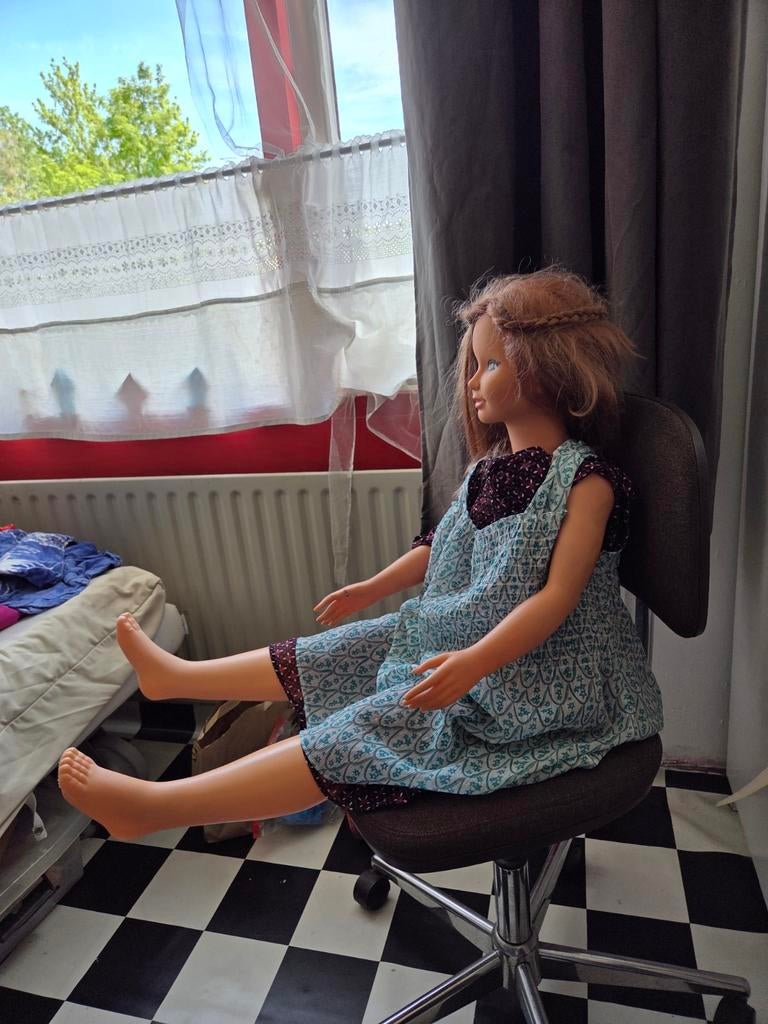 pop, in goede staat 103 cm hoog, Ophalen, Zo goed als nieuw